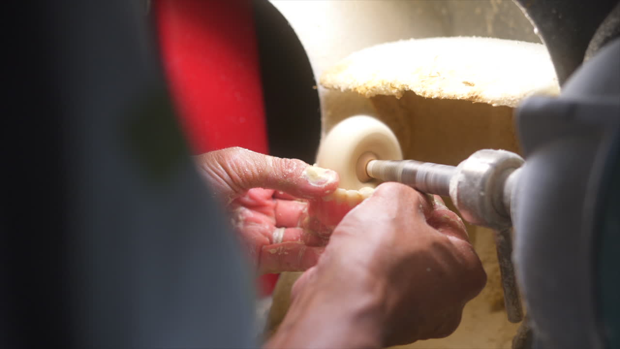 의치-4 작업 중인 치과 기공사