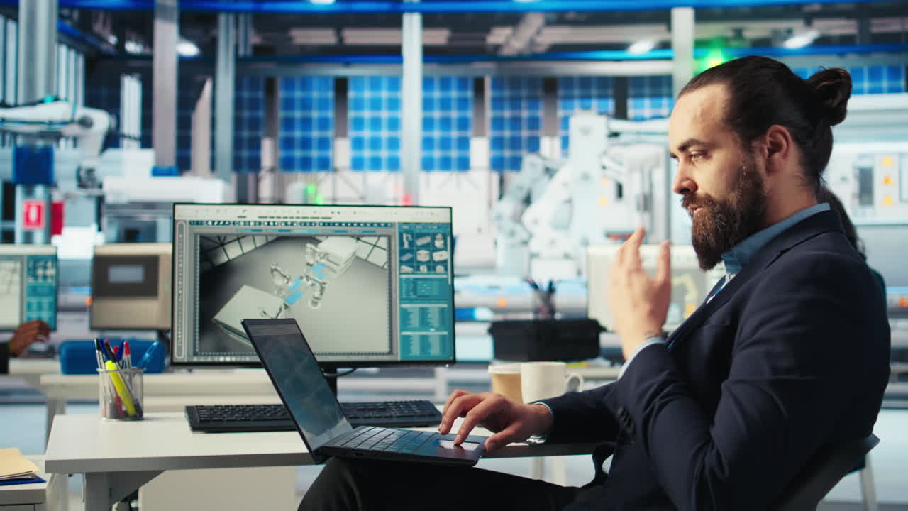 lo specialista utilizza un portatile per ispezionare i macchinari che posizionano le celle solari sui nastri trasportatori