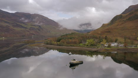 una vista aérea del extremo este de loch duich en las tierras altas del noroeste de escocia en glen shiel en un día nublado con nubes bajas