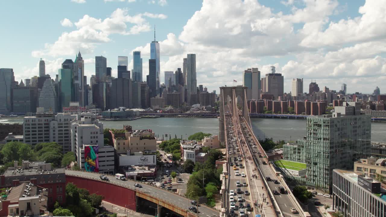 Splendida ripresa a distanza del traffico sul Ponte di Brooklyn, New York City, 4K 60fps.