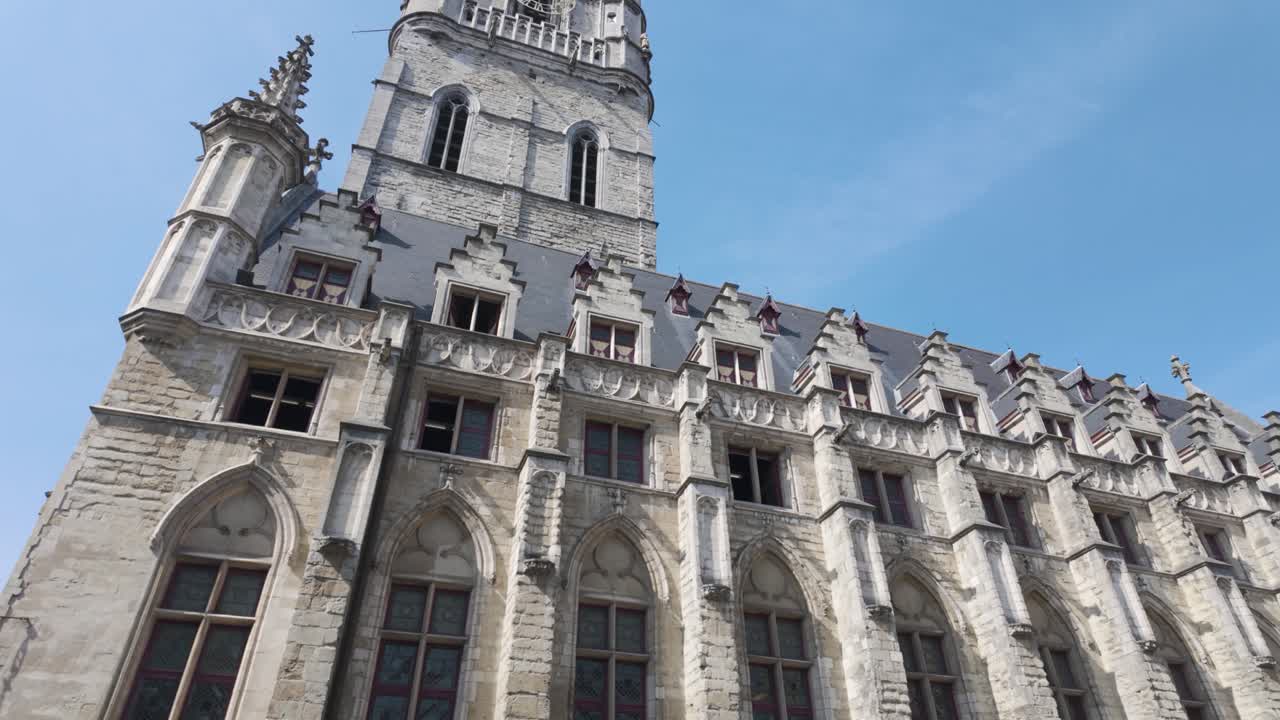 벨기에 겐트 (ghent) 에 있는 웅장한 고 양식의 건물로, 성 바보 대성당의 외관을 전시하고 있다.