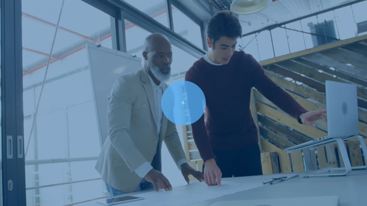 사무실에서 일을 논의하는 다양한 동료들에 대한 아이콘과의 연결 네트워크의 애니메이션