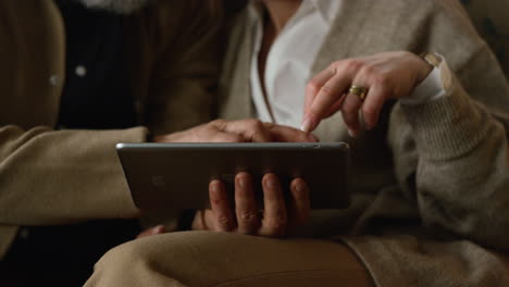 Hände-Eines-älteren-Paares-Mit-Tablet-Computer-In-Nahaufnahme.-Alte-Familie-Chattet-Online