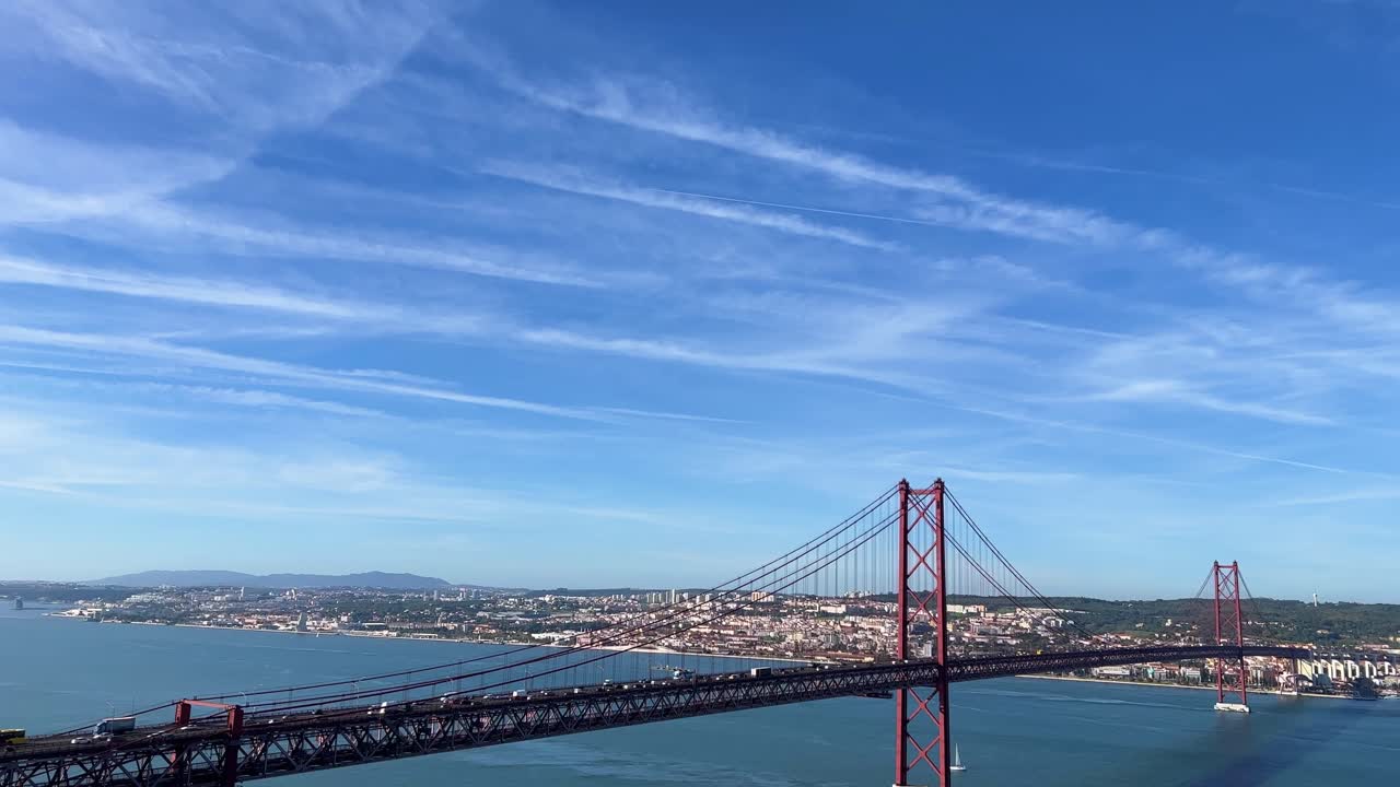 포르투갈 리스본 의 태고 강 근처 에 있는 ponte 25 de abril