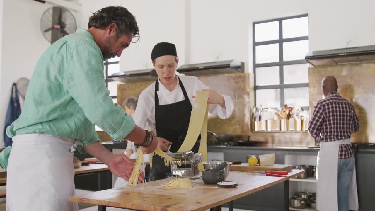 cocineros haciendo pasta juntos