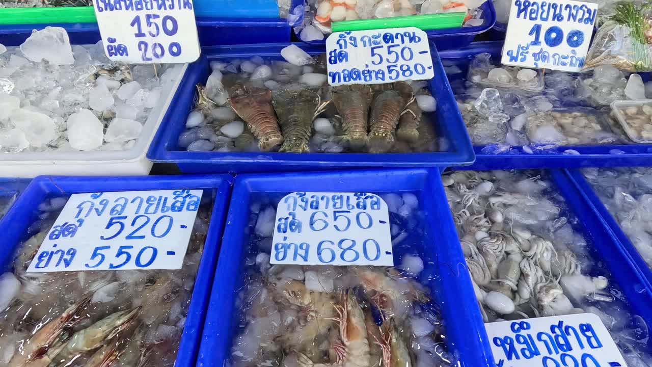 varios productos marinos para la venta en un mercado