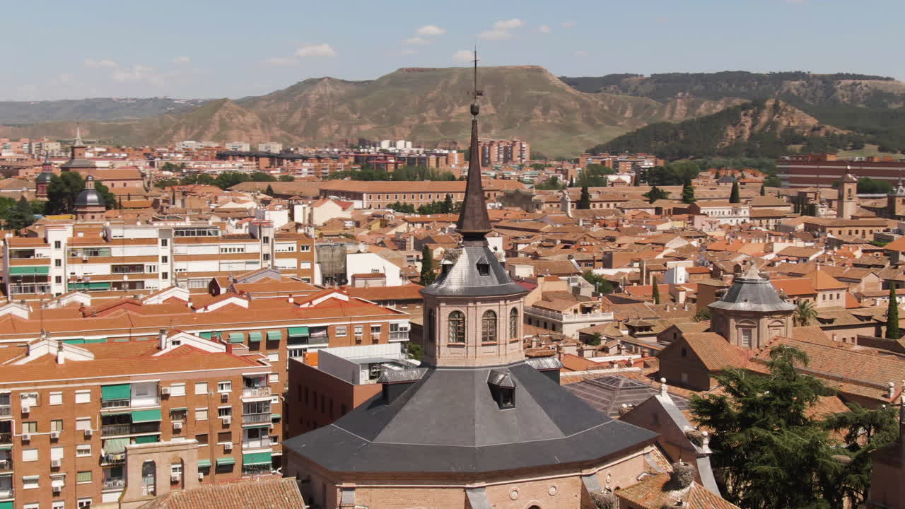 hermoso paisaje urbano de los tejados de madrid, vista aérea de la órbita de los drones