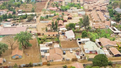 Pueblo-Rural-De-Kenia-Con-El-Kilimanjaro-Al-Fondo