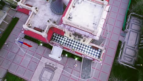 Vista-Aérea-Del-Techo-Del-Palacio-De-Falabella,-Tejas-De-Mármol-Blanco-Y-Negro-Con-Ventana-Decorativa-Redonda-Casa-Consistorial-De-Providencia