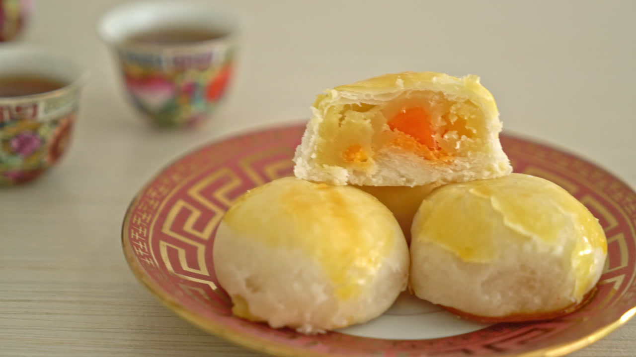 소금에 절인 계란 땅콩 또는 견과류와 소금에 절인 계란을 곁들인 스프링 롤 페이스트리를 곁들인 중국 과자 월병