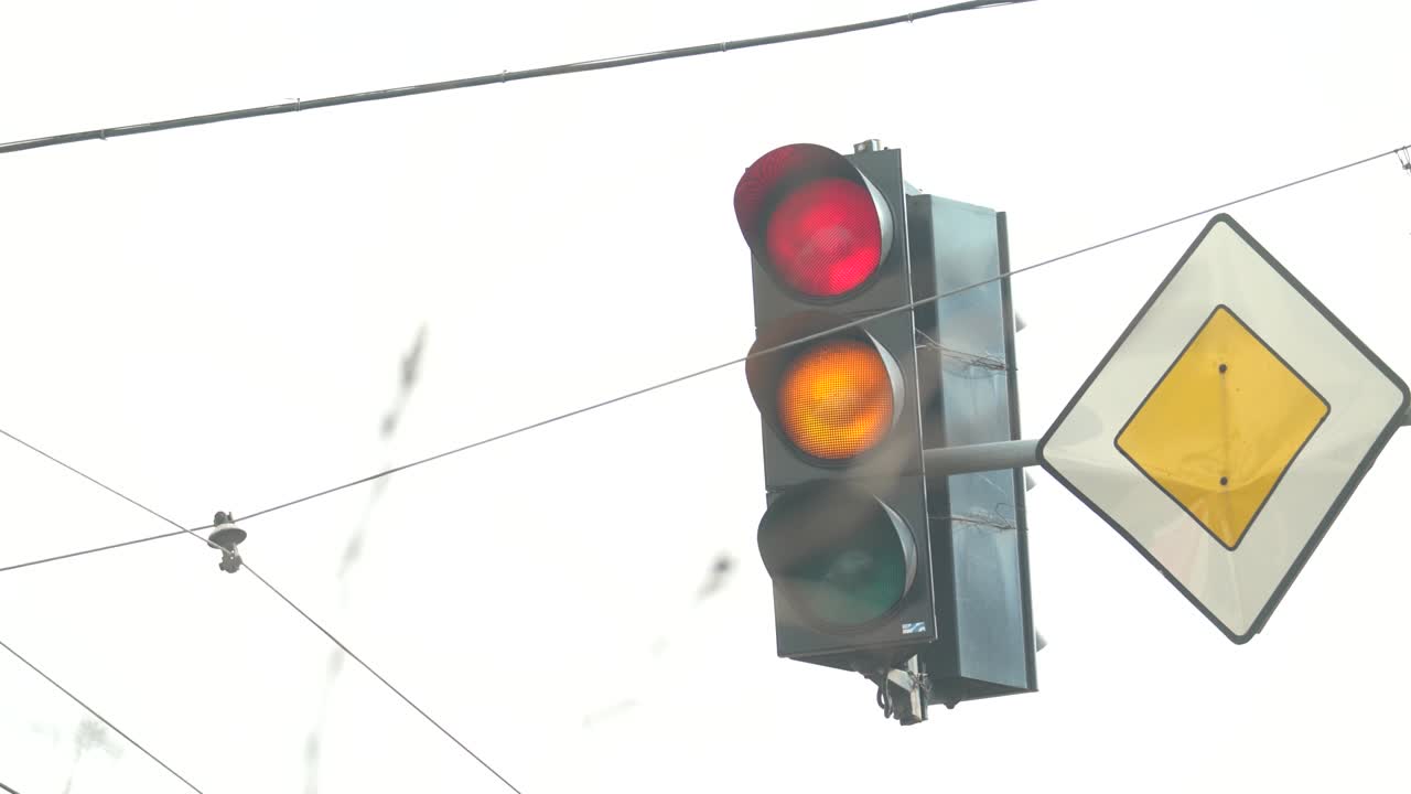 primer plano de un semáforo en la carretera durante el día