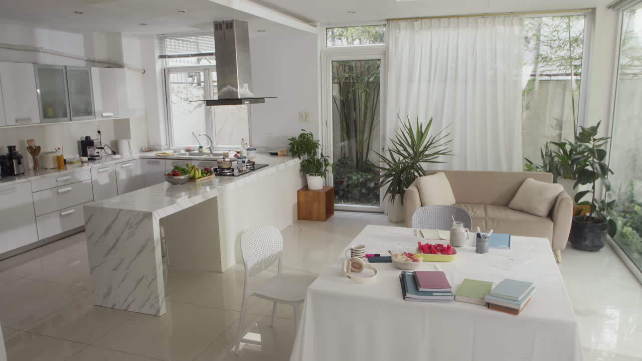 Flat Pelajar dengan Dapur yang Dilengkapi dan Meja dengan Perlengkapan Belajar