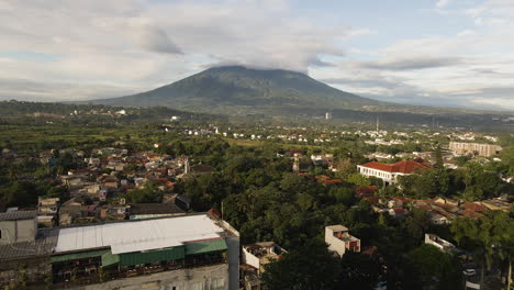 Restaurante-En-La-Azotea-Con-Impresionantes-Vistas-Del-Monte-Salak-Cubierto-De-Nubes-En-Java-Occidental,-Indonesia