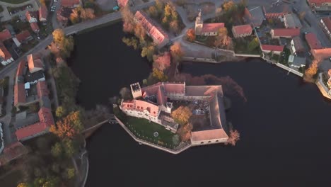 Impresionante-Vista-Aérea-De-Arriba-Hacia-Abajo-De-La-Arquitectura-Del-Castillo-De-Agua-De-Flechtingen,-Wasserburg-Flechtingen,-Alemania