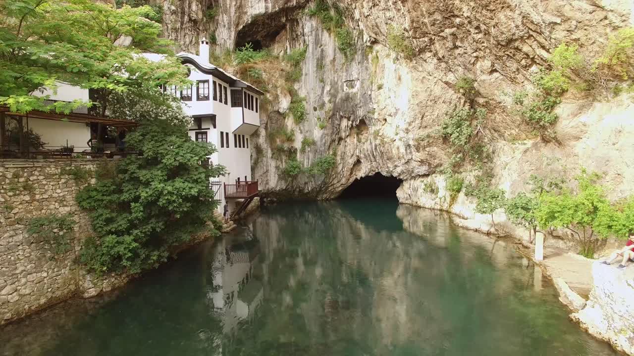 una cámara se mueve a lo largo del río buna en blagaj bosnia acercándose a una cueva