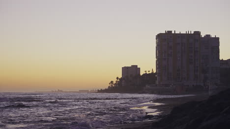 apartamentos en la costa de calahonda, españa, después de la puesta del sol