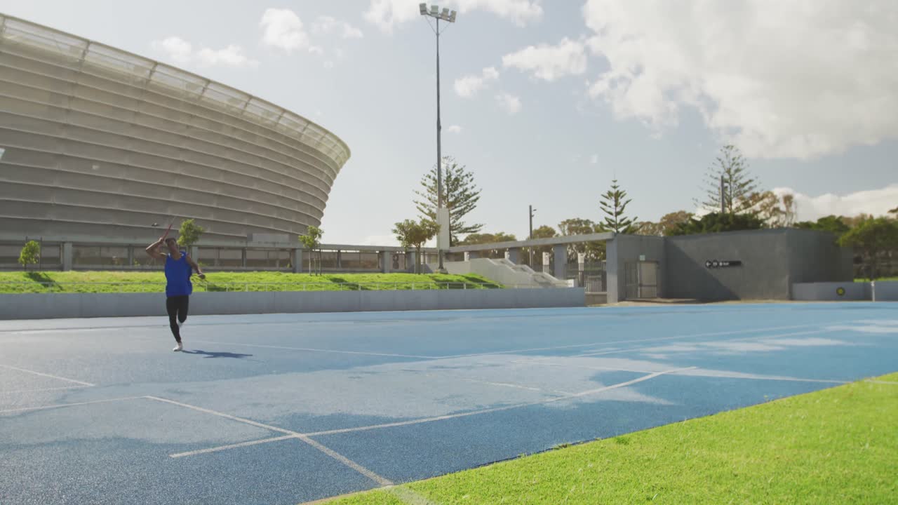 Atleta di etnia mista che lancia il giavellotto.