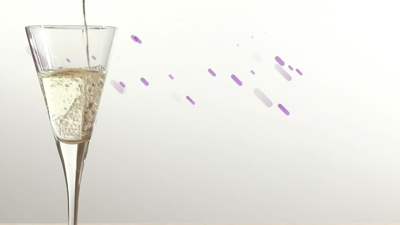 Animazione di forme viola su bicchiere da champagne su sfondo bianco