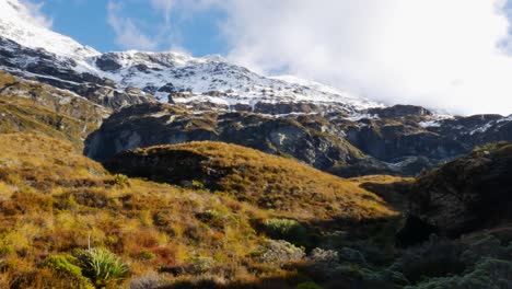 foto panorámica de los picos de las montañas nevadas contra el cielo azul y la luz del sol en otoño