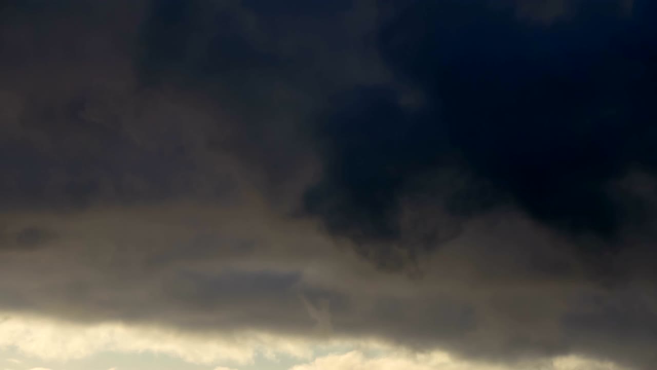 oscuro y dramático área de nubes de tormenta de fondo. lapso de tiempo. tormenta épica nubes tropicales al atardecer. lapse de tiempo 4k uhd.