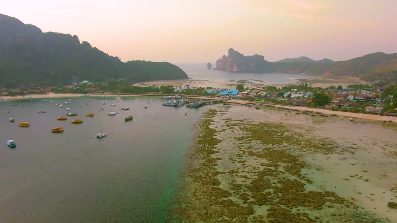 배 와 해안선 이 있는 열대 만 의 공중 사진