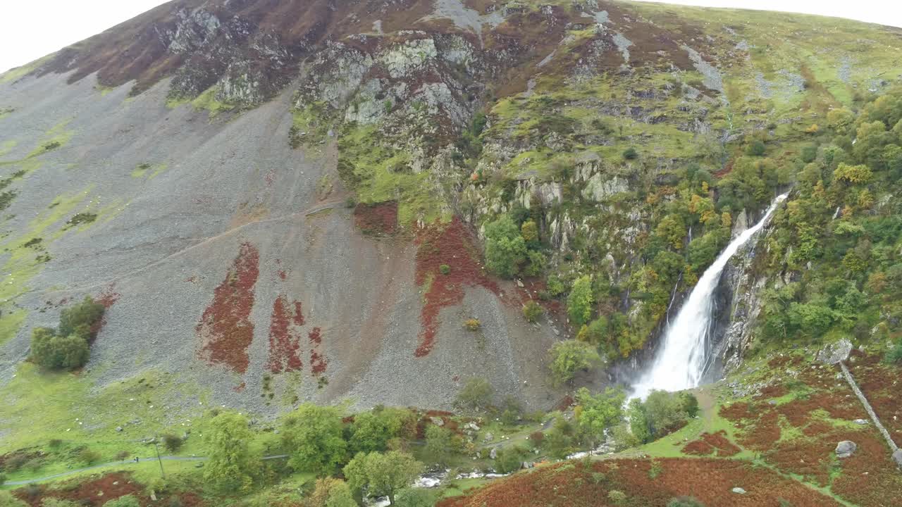 idílica cordillera de snowdonia aber falls falls parque nacional aérea vista de órbita izquierda lenta