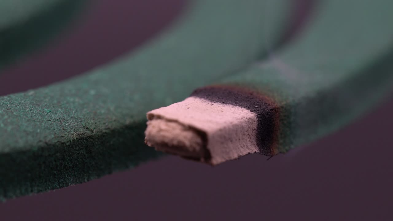 incienso de bobina de mosquito tomado sobre un fondo negro