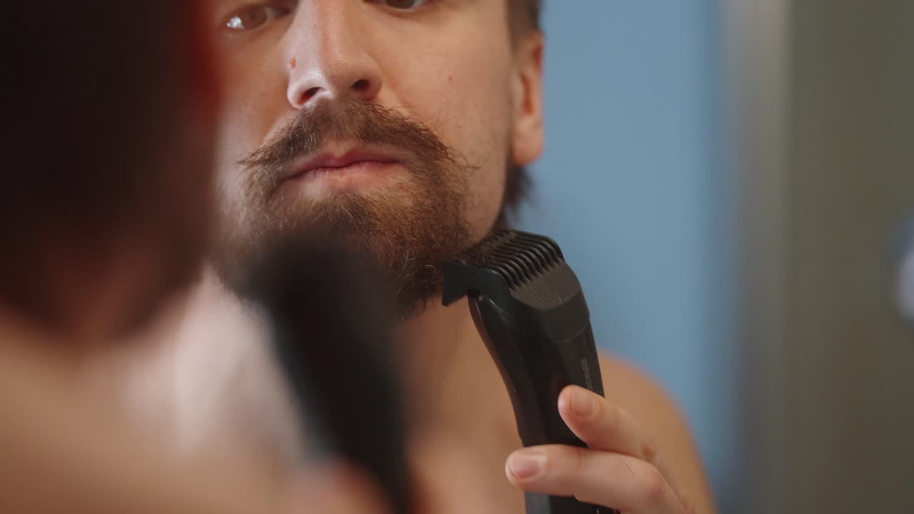 Barbear usando aparador de barba elétrico (4k60p).