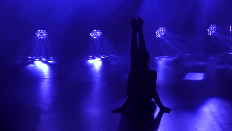 bailarina de silueta en la luz azul