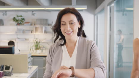 Hermosa-Mujer-De-Negocios-Comprobando-Reloj-Inteligente-Saliendo-De-La-Oficina-Ocupada-Reunión-Logro-éxito-Sonriendo-Felicidad