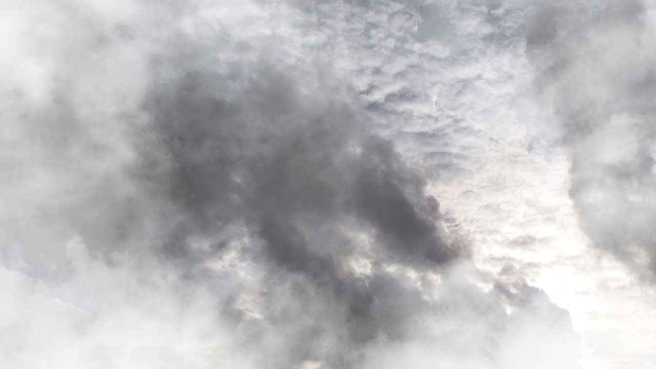 푸른 하늘에 두꺼운 흰 구름