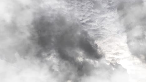 dicke weiße wolken am blauen himmel