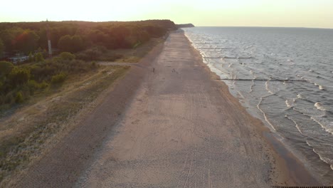 vista aérea de la costa vacía del mar báltico en europa durante la puesta de sol