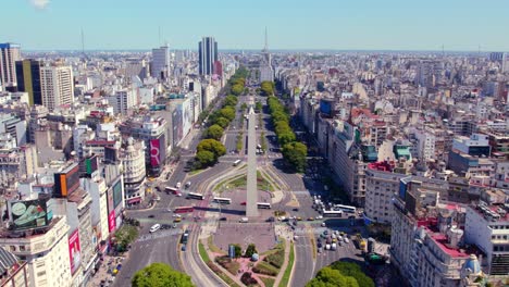 Vista-Aérea-Estableciendo-La-Avenida-Más-Ancha-Del-Mundo,-9-De-Julio-En-El-Centro-De-Buenos-Aires,-Monumento-Al-Obelisco