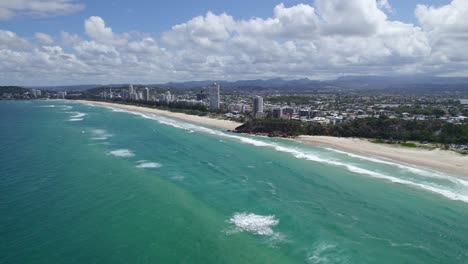 Miami-Beach-In-Queensland-–-Atemberaubendes-Küstenziel-Im-Sommer-In-Australien