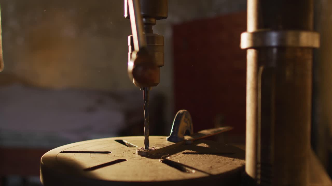 작업실에서 테이블에 있는 드릴의 클로즈업