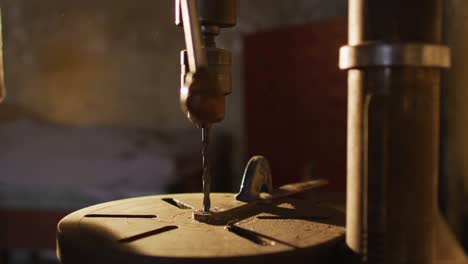 cerrar el taladro en la mesa en el taller