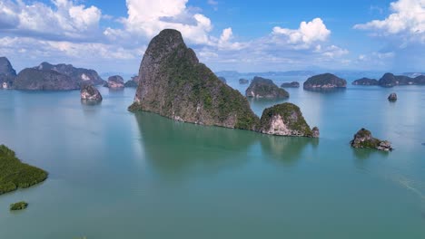 las imágenes de drones capturan impresionantes vistas aéreas de las islas y manglares de la bahía de phang nga, mostrando colores vibrantes y paisajes serenos.