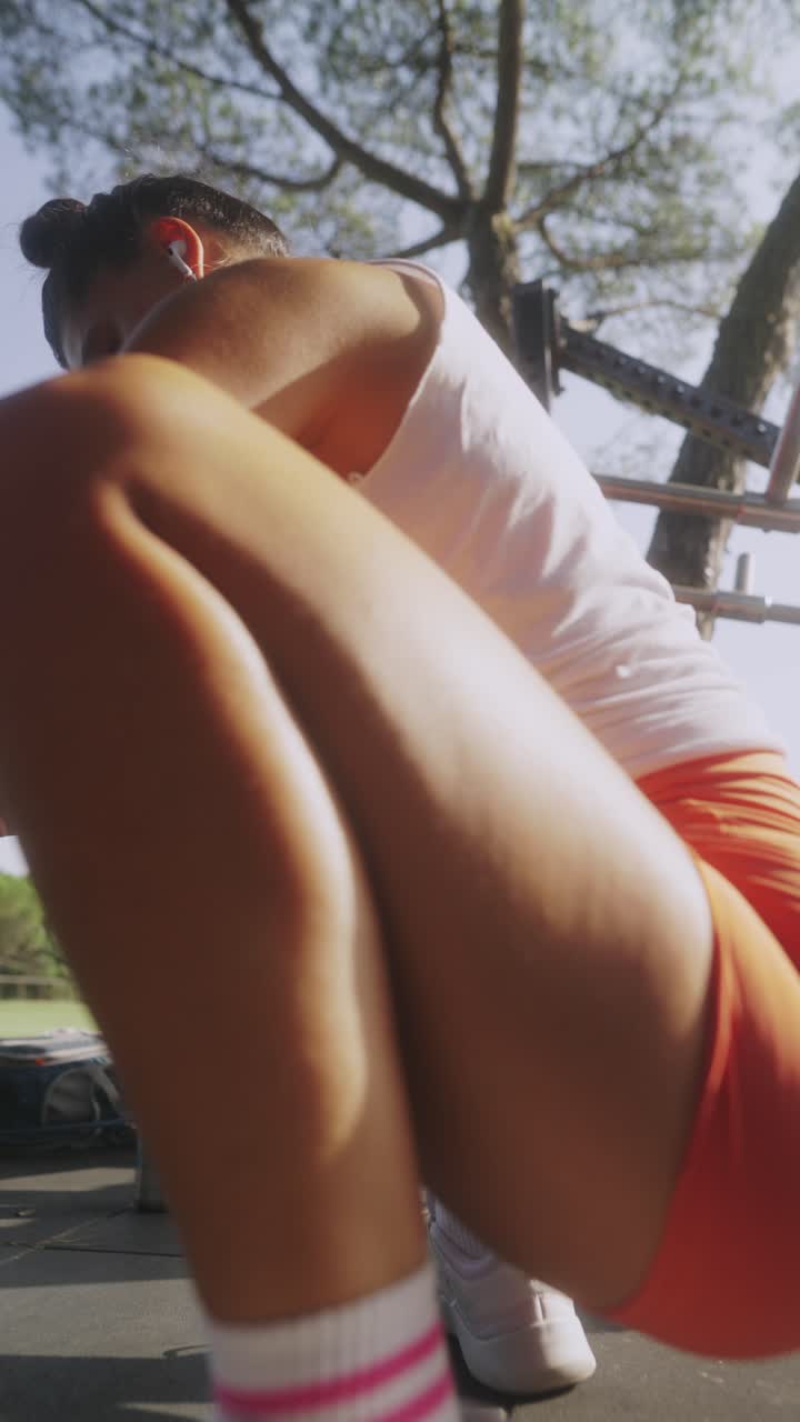 mujer haciendo sentadillas al aire libre