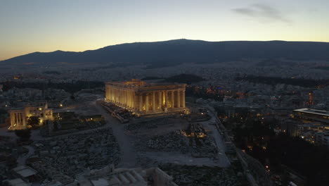 Langsame-Luftaufnahme-Der-Akropolis-Von-Athen-Während-Der-Morgendämmerung