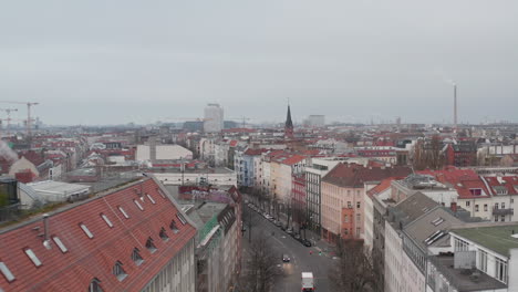 Antenne:-Langsamer-Flug-Durch-Die-Leere-Zentrale-Berliner-Nachbarschaftsstraße-Torstraße-über-Dächer-Während-Des-Coronavirus-Covid-19-An-Einem-Bewölkten-Tag