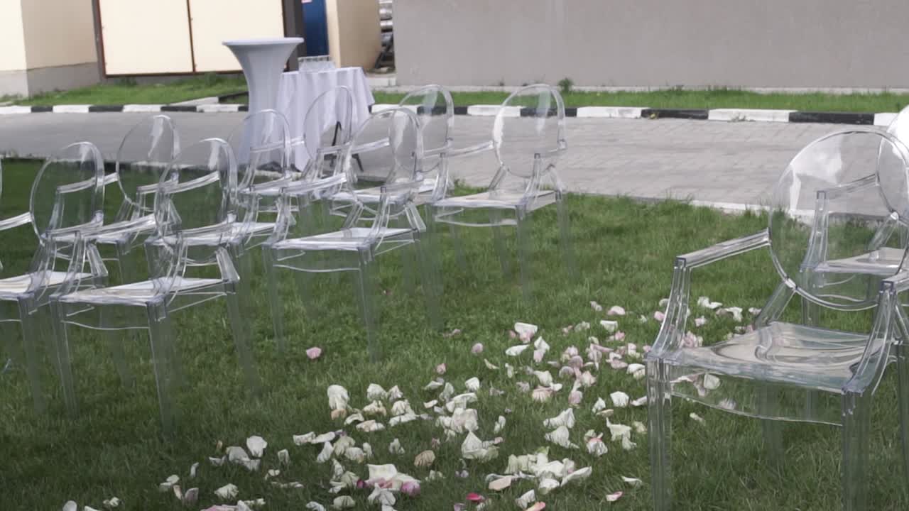 sillas de plástico claras para la ceremonia de boda al aire libre