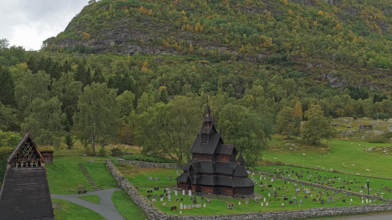 Ylhäältä otettu dronevideo Norjan Borgundin sauvakirkosta ja sen keskiaikaisista puuyksityiskohdista.