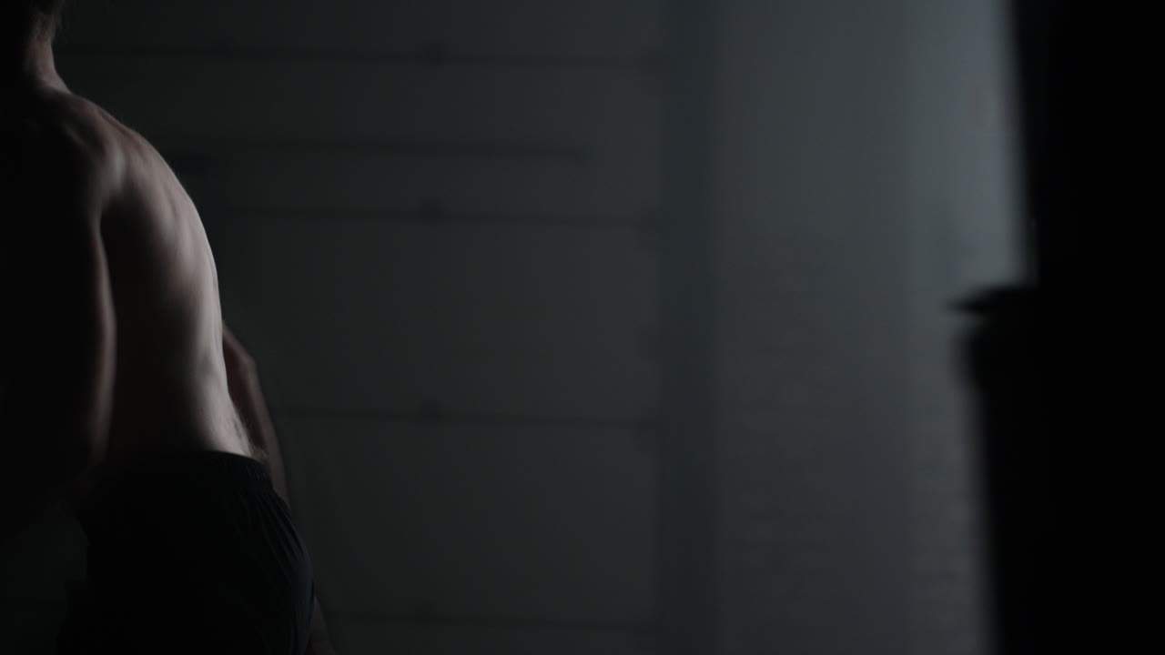 hombre activo corriendo en el gimnasio deportivo. corredor masculino sin camisa haciendo ejercicio cardiovascular