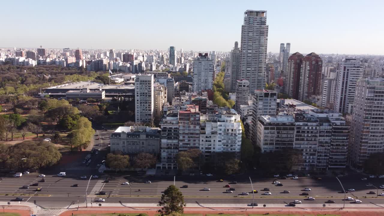 vista cinematográfica aérea de la avenida libertador y el tráfico de automóviles en la ciudad de buenos aires, argentina