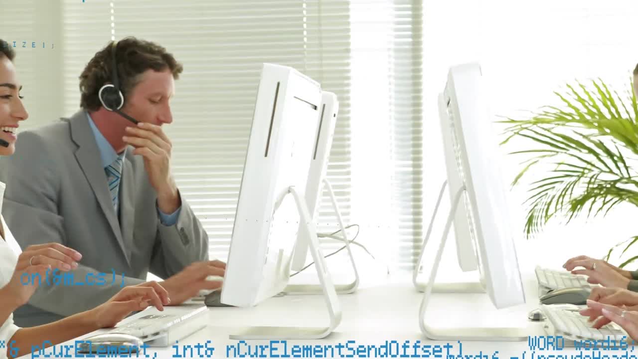 анимация обработки данных над деловыми людьми, использующими телефонные наушники