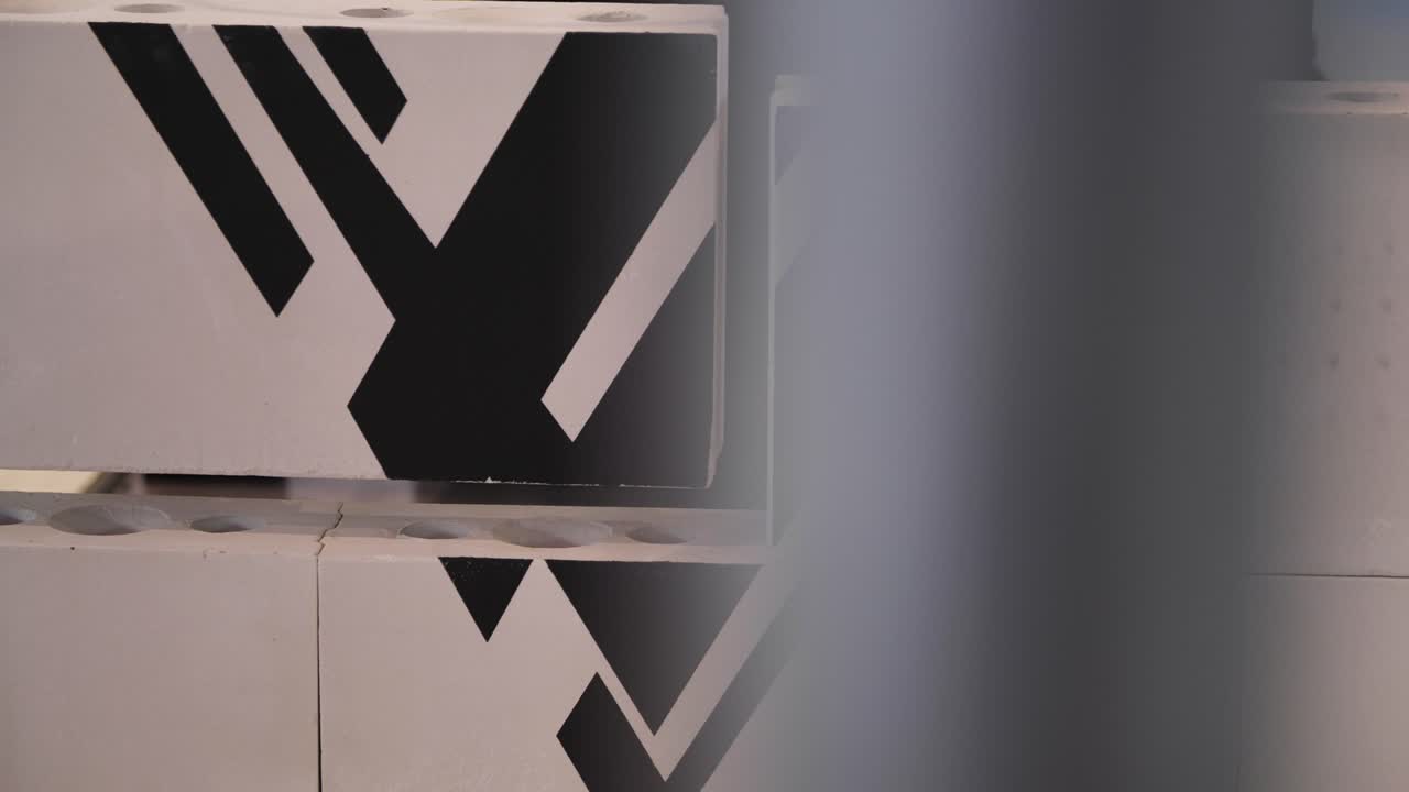 бетонные блоки с геометрическими узорами