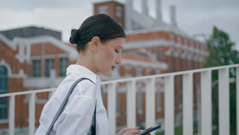 Geschäftsfrau,-Die-Auf-Der-Straße-Geht-Und-Nachrichten-Auf-Dem-Smartphone-Sendet,-Nahaufnahme.-Mädchen-Tippt-SMS.