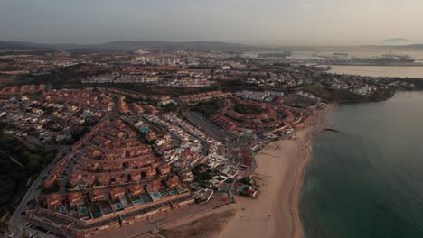 Zeitlupen-Luftvideo-Im-Kinostil-über-Die-Spanische-Stadt-Algeciras-Mit-Panoramablick-Auf-Die-Stadt-Und-Die-Küste-Während-Des-Malerischen-Sonnenaufgangs