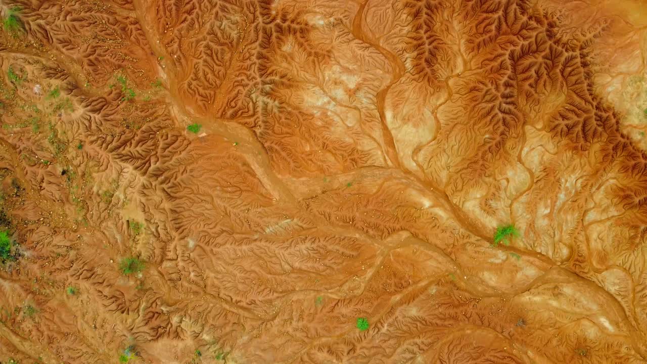 admirar los altos acantilados rojos que se elevan majestuosamente desde el suelo del desierto, proyectando largas sombras que bailan con la luz cambiante